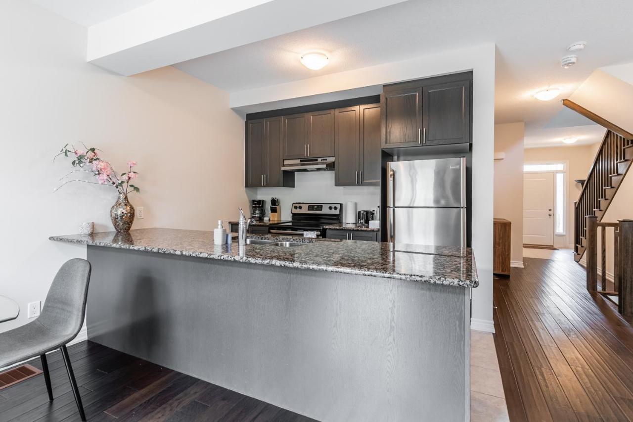 Globalstay Modern Townhomes In Lakeshore Steps To The Beach Hamilton Exteriör bild