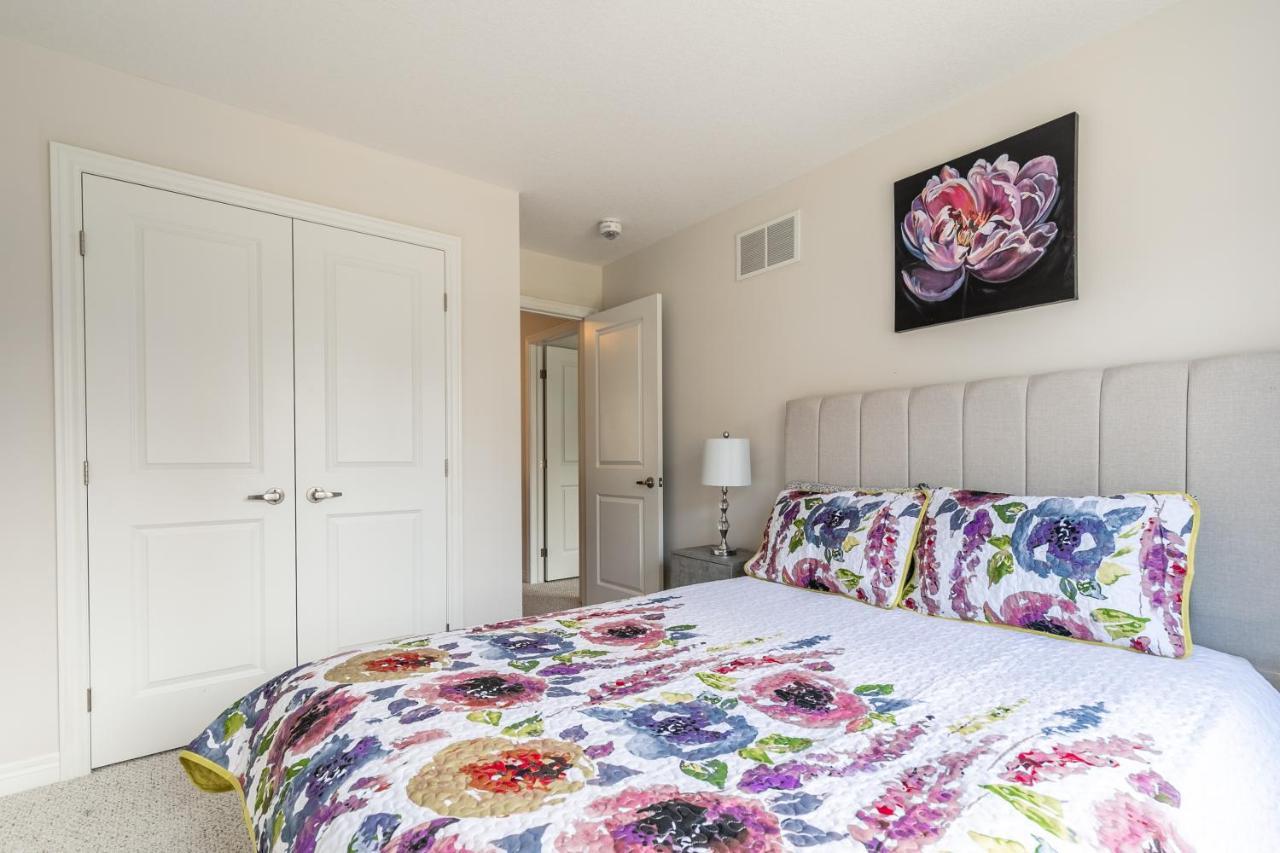 Globalstay Modern Townhomes In Lakeshore Steps To The Beach Hamilton Exteriör bild