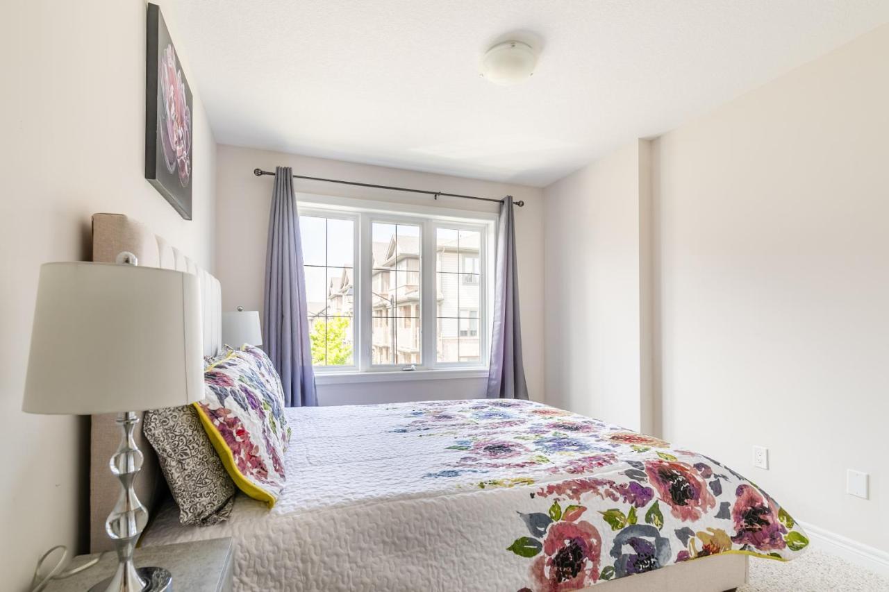 Globalstay Modern Townhomes In Lakeshore Steps To The Beach Hamilton Exteriör bild