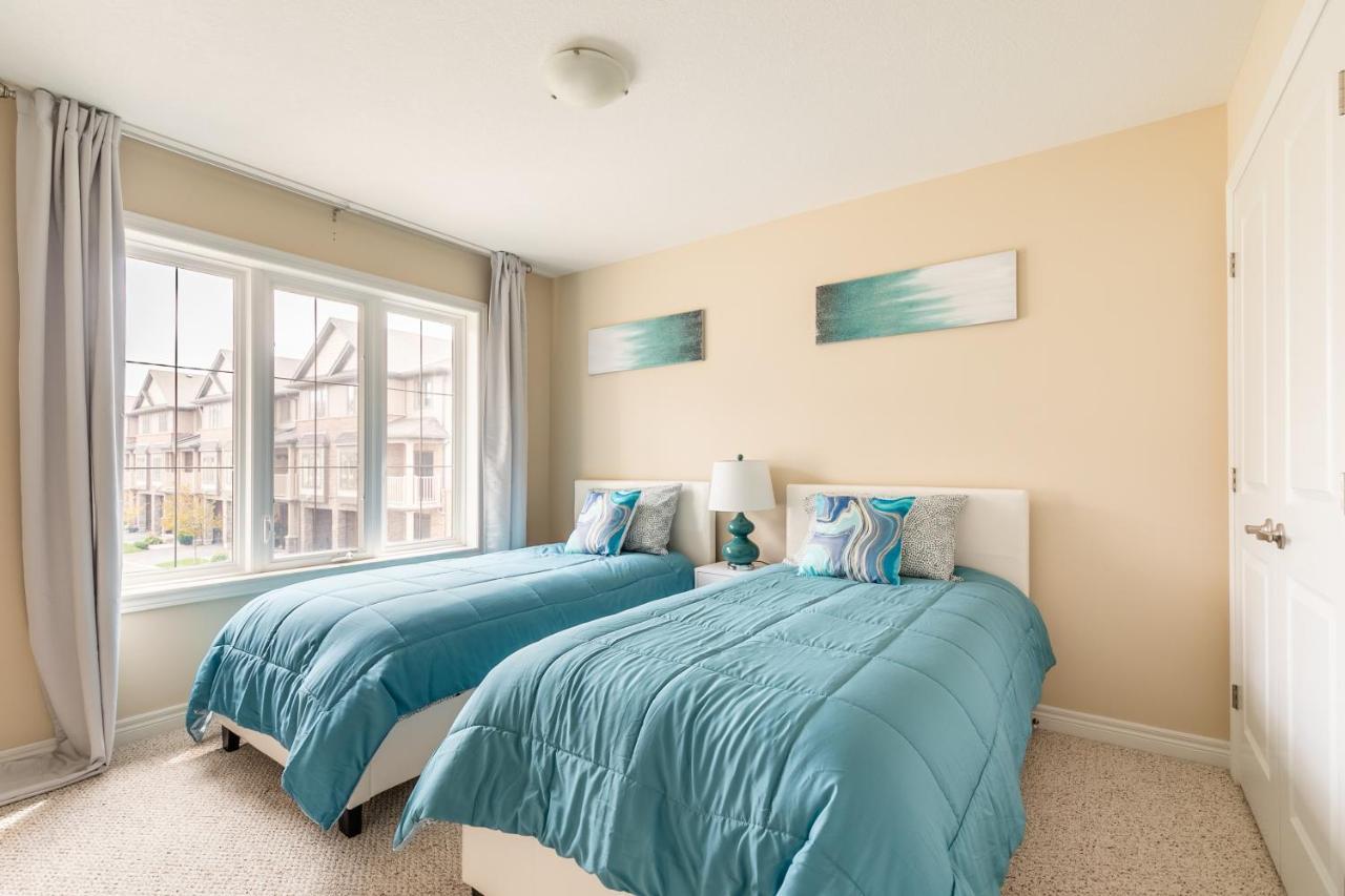 Globalstay Modern Townhomes In Lakeshore Steps To The Beach Hamilton Exteriör bild