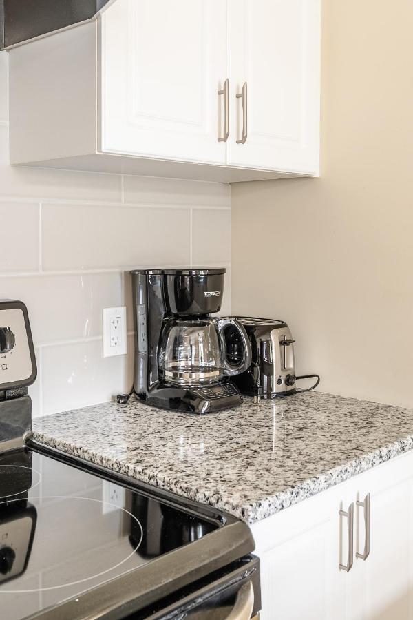 Globalstay Modern Townhomes In Lakeshore Steps To The Beach Hamilton Exteriör bild
