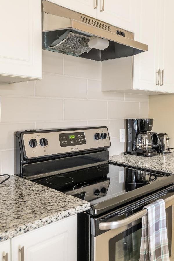 Globalstay Modern Townhomes In Lakeshore Steps To The Beach Hamilton Exteriör bild