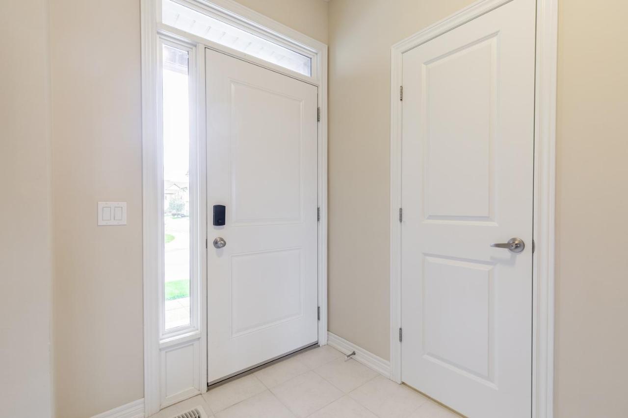 Globalstay Modern Townhomes In Lakeshore Steps To The Beach Hamilton Exteriör bild