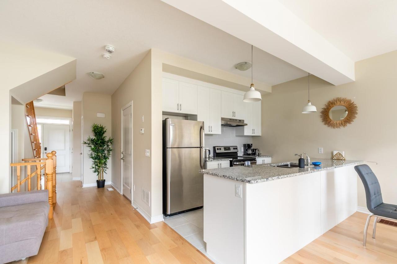 Globalstay Modern Townhomes In Lakeshore Steps To The Beach Hamilton Exteriör bild