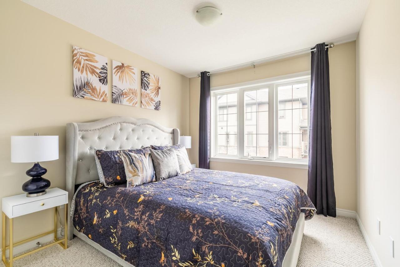 Globalstay Modern Townhomes In Lakeshore Steps To The Beach Hamilton Exteriör bild